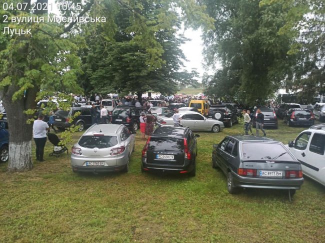 Водії перетворили зелену зону біля Теремнівських ставків на місиво. ФОТО, ВІДЕО