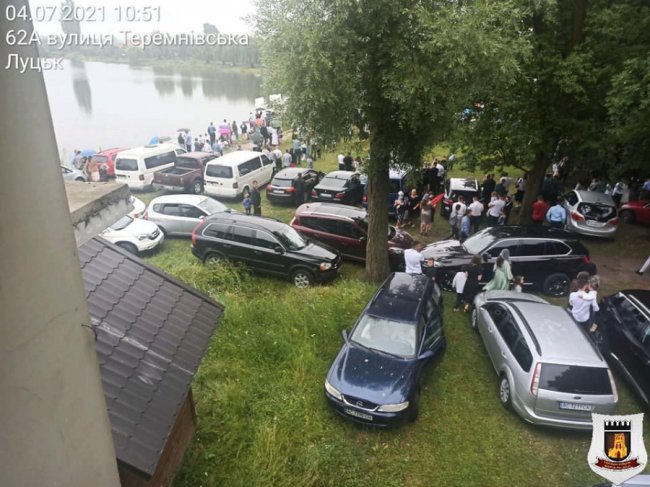 Водії перетворили зелену зону біля Теремнівських ставків на місиво. ФОТО, ВІДЕО