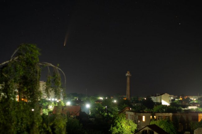 Волинський фотограф «упіймав» в об'єктив камери комету над нічним містом. ФОТО