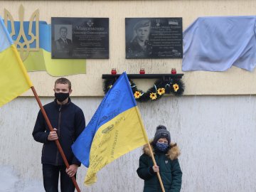 На фасаді волинської школи встановили меморіальну дошку загиблому воїну АТО. ФОТО