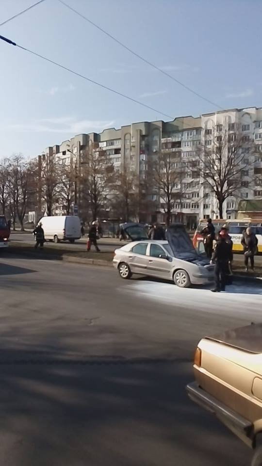 Посеред проспекту Соборності в Луцьку загорілося авто. ВІДЕО