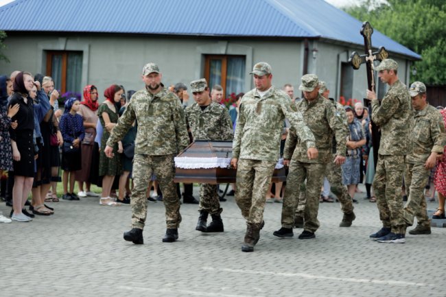 На Волині поховали захисника, який помер на бойових позиціях від серцевого нападу 