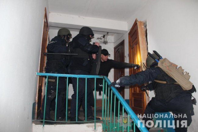 Чоловік забарикадувався у квартирі сусідки та погрожував підірвати дім