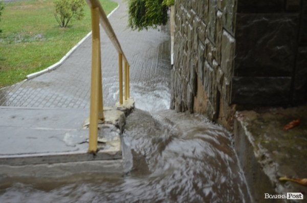 Луцьк заливає. ФОТО. ВІДЕО