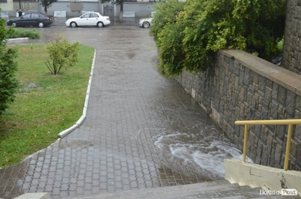 Луцьк заливає. ФОТО. ВІДЕО