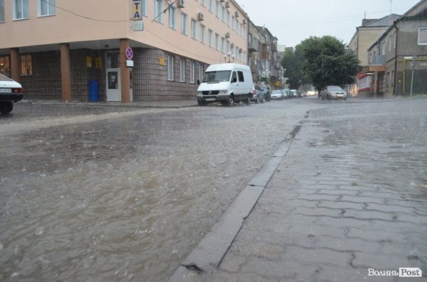 Луцьк заливає. ФОТО. ВІДЕО