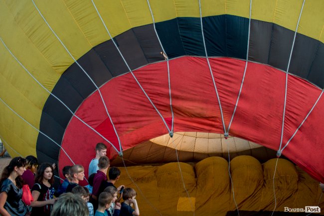 Вечірній старт аеростатів у центрі Луцька. ФОТО