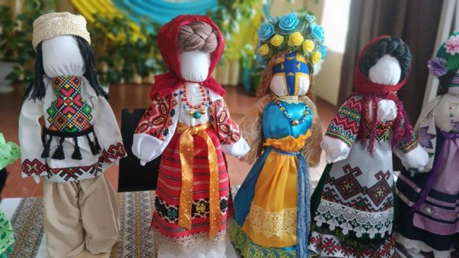 Понад 10 років волинянка виготовляє ляльки-мотанки для допомоги війську