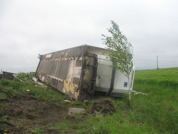 Аварія на Волині: перекинулася фура з меблями. ФОТО