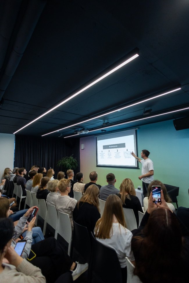 Як чат-боти допомагають бізнесу: поради розробника Владислава Присяжнюка із лекції у центрі Дія.Бізнес в Луцьку