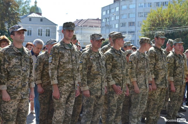 «Вітаємо вдома»:  Луцьк зустрів військових авіаторів. ФОТО