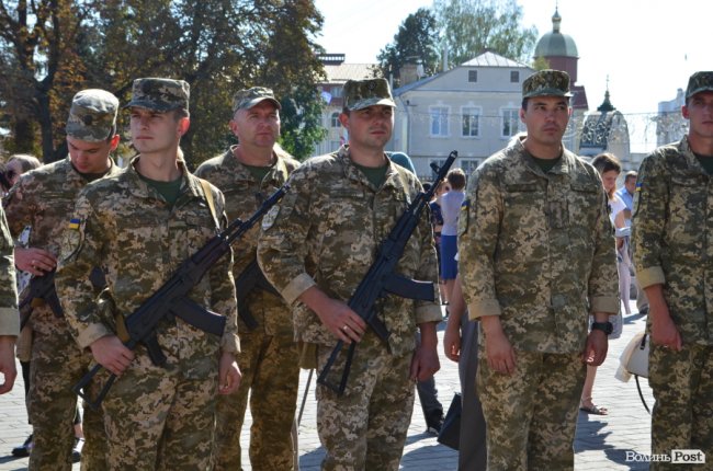 «Вітаємо вдома»:  Луцьк зустрів військових авіаторів. ФОТО