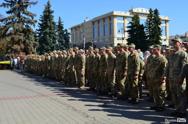 «Вітаємо вдома»:  Луцьк зустрів військових авіаторів. ФОТО