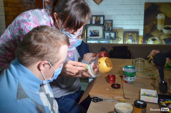 У Луцьку діти із синдромом Дауна готують аукціон на підтримку хворої на лейкемію 17-річної Альбіни. ФОТО