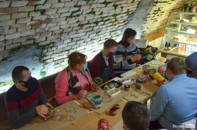 У Луцьку діти із синдромом Дауна готують аукціон на підтримку хворої на лейкемію 17-річної Альбіни. ФОТО