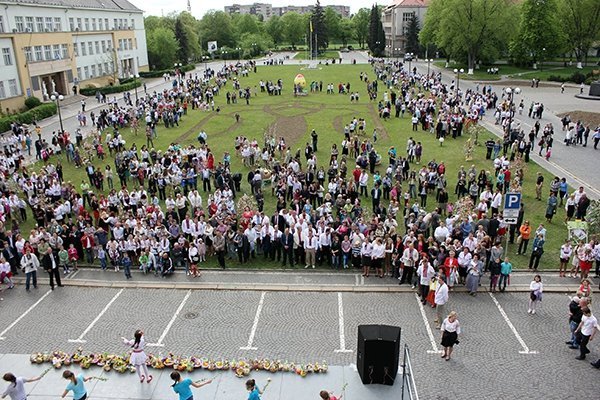 В Ужгороді «виросли» дерева з писанками. ФОТО