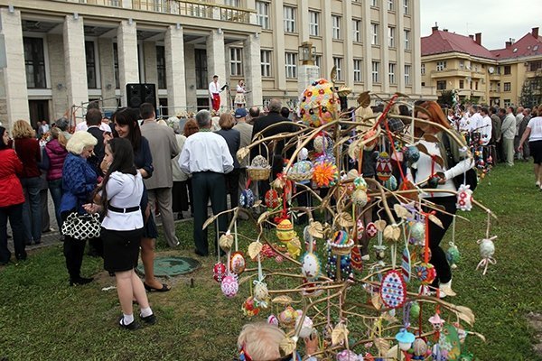 В Ужгороді «виросли» дерева з писанками. ФОТО