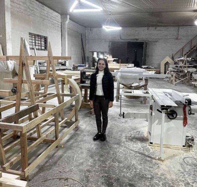 Волинянка з чоловіком налагоджує бізнес із виготовлення дитячих майданчиків