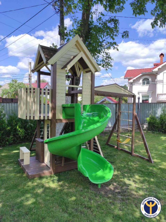 Волинянка з чоловіком налагоджує бізнес із виготовлення дитячих майданчиків