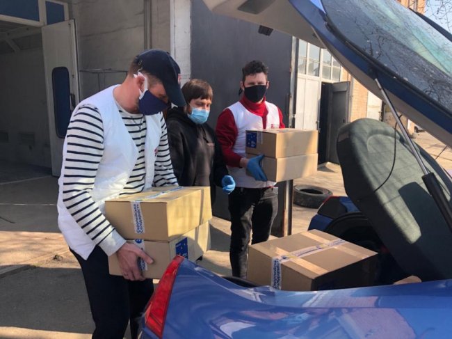 Волиняни отримують продуктові набори в рамках всеукраїнської благодійної кампанії. ФОТО 