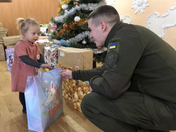 «Один хлопчик замовив у Миколая перемогу»: луцькі нацгвардійці влаштували свято для дітей у реабілітаційному центрі