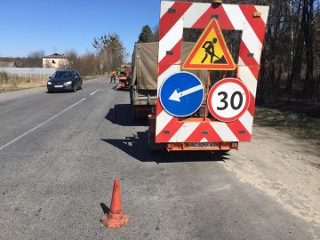 На волинських дорогах ремонтують ями та тріщини. ФОТО