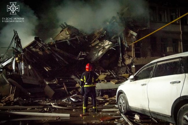 В Одесі з-під завалів врятували людину. ФОТО