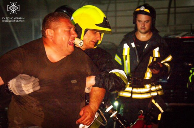 В Одесі з-під завалів врятували людину. ФОТО