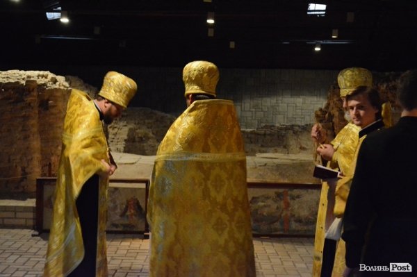У Луцьку священики молилися біля старовинних руїн. ФОТО