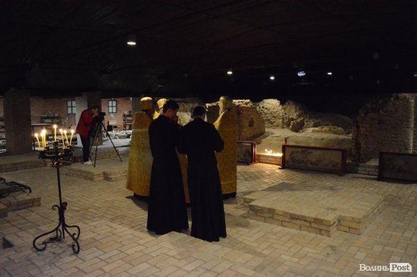 У Луцьку священики молилися біля старовинних руїн. ФОТО