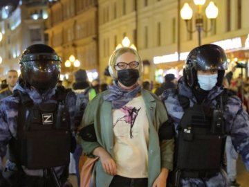 За участь у мітингах проти мобілізації в Росії затримали до тисячі людей