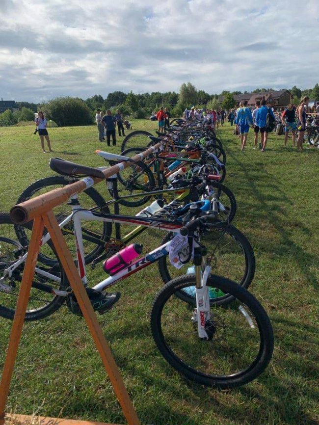 Біг, плавання та їзда на велосипеді: на Волині проходять змагання з крос-триатлону