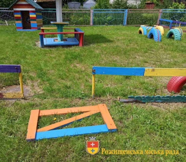 У місті на Волині вандали понищили молоді дерева та майданчик на території дитсадка