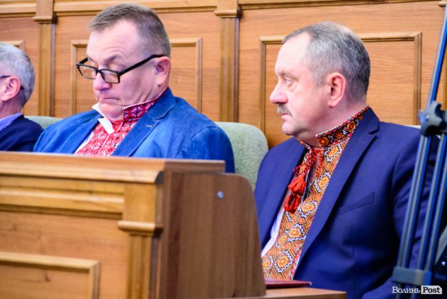 Білі, чорні, з кутасиками і без: які вишиванки одягнули депутати на сесію Волиньради. ФОТО