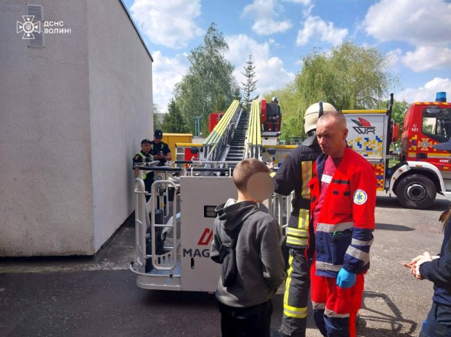 На Волині 13-річний хлопець виліз на дах будівлі та не міг самостійно злізти