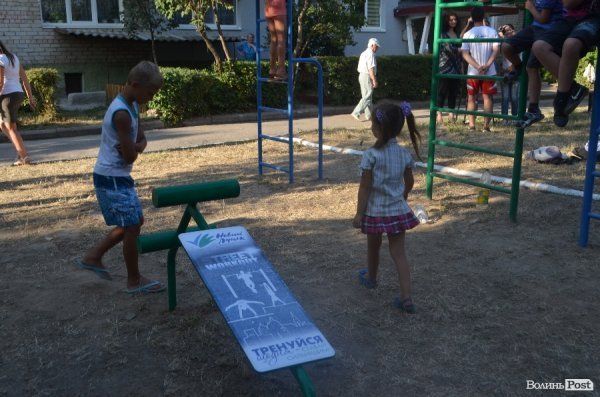 У луцьких дворах - нові спортивні майданчики. ФОТО