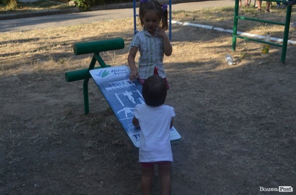 У луцьких дворах - нові спортивні майданчики. ФОТО