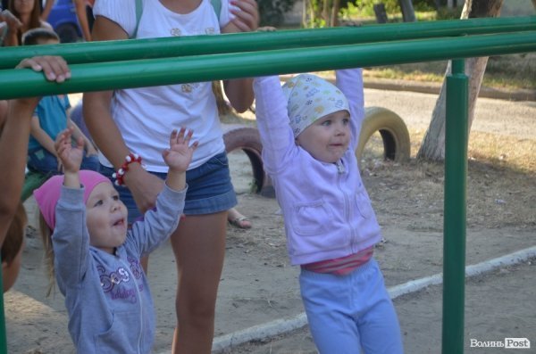 У луцьких дворах - нові спортивні майданчики. ФОТО