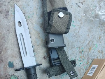 Через «Устилуг» намагались приховано провезти 32 ножі та спецодяг