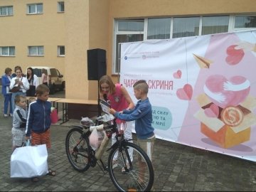 Велосипеди та мобільні телефони: на Волині поліцейські та рятувальники здійснювали мрії дітлахів. ФОТО