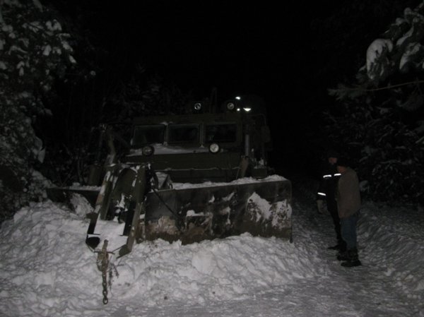 Для розчищення волинських доріг МНСники залучили важку техніку. ФОТО