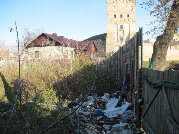 У Луцьку зробили смітник просто під стінами замку Любарта. ФОТО