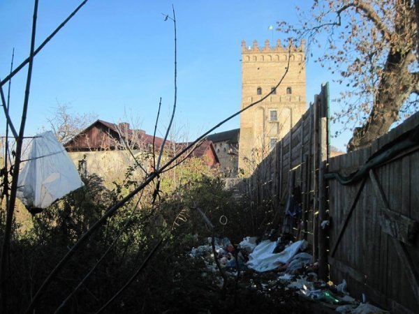 У Луцьку зробили смітник просто під стінами замку Любарта. ФОТО
