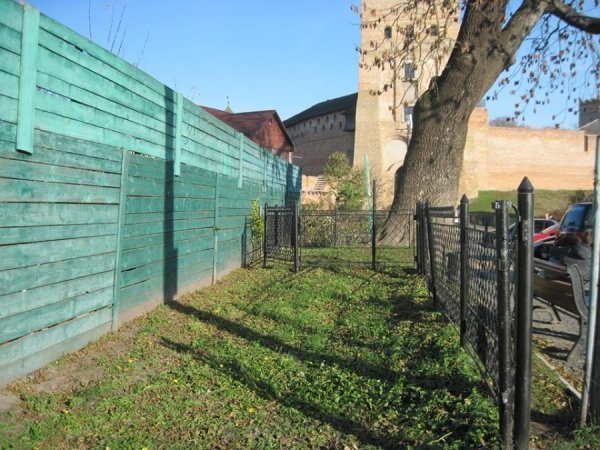 У Луцьку зробили смітник просто під стінами замку Любарта. ФОТО