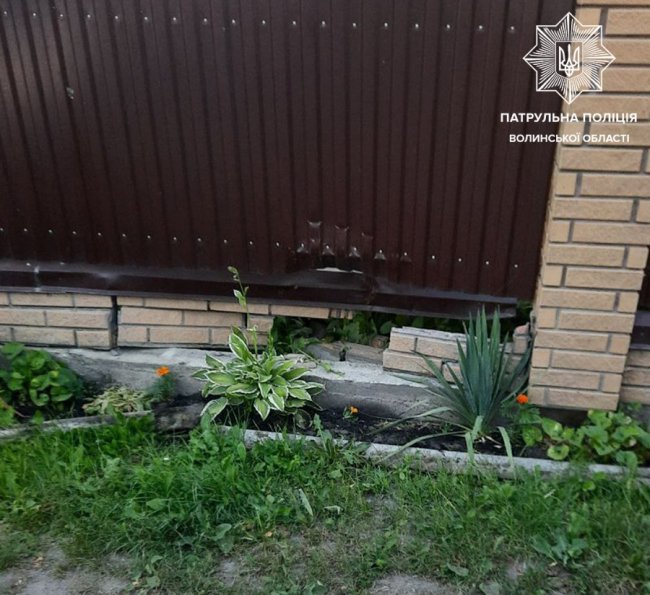 У місті на Волині п`яний водій не впорався з керуванням та в`їхав у паркан. ФОТО