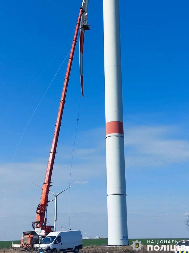Миколаївська поліція знешкодила вибухівку із «Шахеда», яка застрягла у гвинті вітряка на висоті 55 м