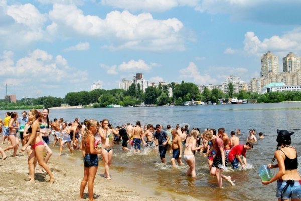 У Києві в гідропарку ‒ масова водяна битва. ФОТО