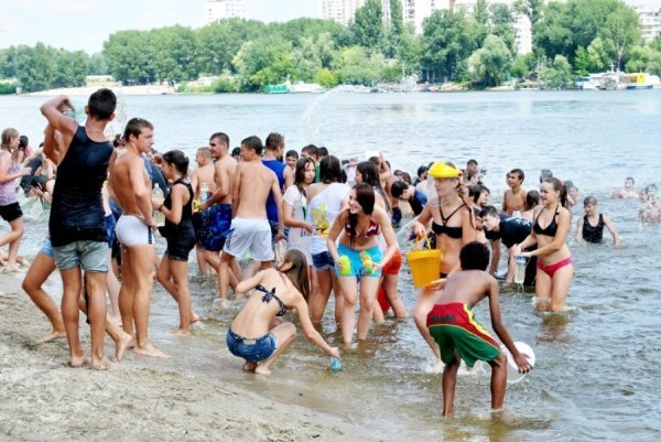 У Києві в гідропарку ‒ масова водяна битва. ФОТО