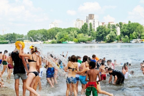 У Києві в гідропарку ‒ масова водяна битва. ФОТО
