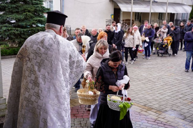 Частина вірян у Луцьку вже освятили Великодні кошики: як це було